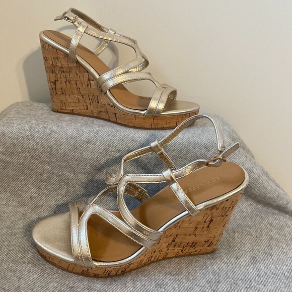 💫 Effortless Style: Le Chateau Golden Wedge Sandals (Size 7 / 38) 💫 - Picture 1 of 9